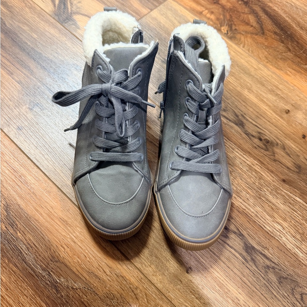 Cat & Jack size 4 Gray Faux-Shearling High-Top Sneakers